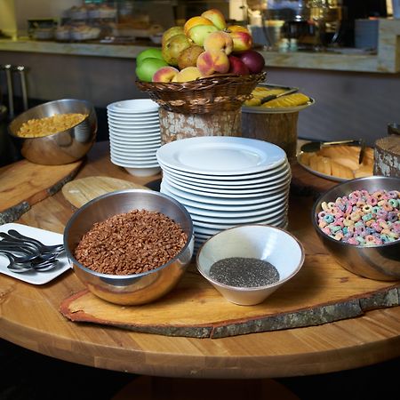 Hotel 100 Luxury Suites By Preferred Bogotá Esterno foto A breakfast buffet at a hotel