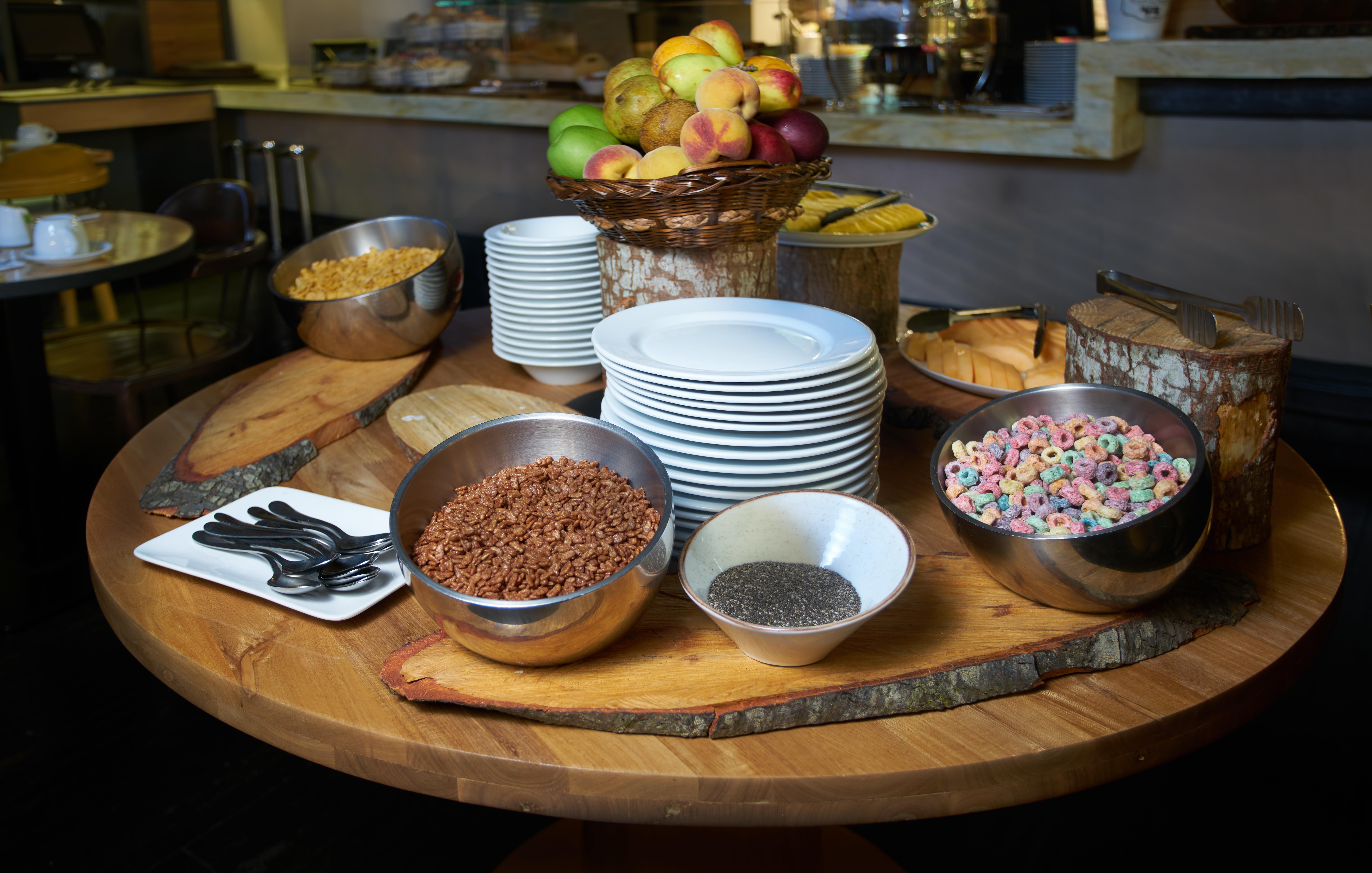 Hotel 100 Luxury Suites By Preferred Bogotá Esterno foto A breakfast buffet at a hotel