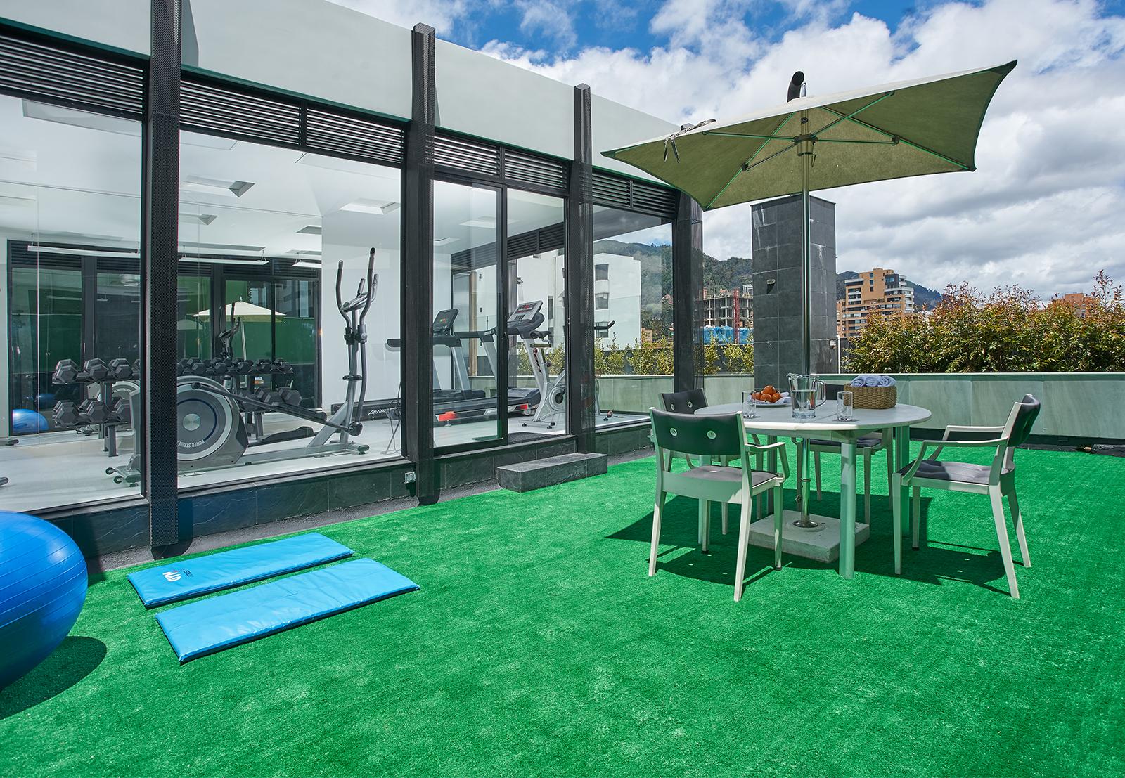 Hotel 100 Luxury Suites By Preferred Bogotá Esterno foto Rooftop gym