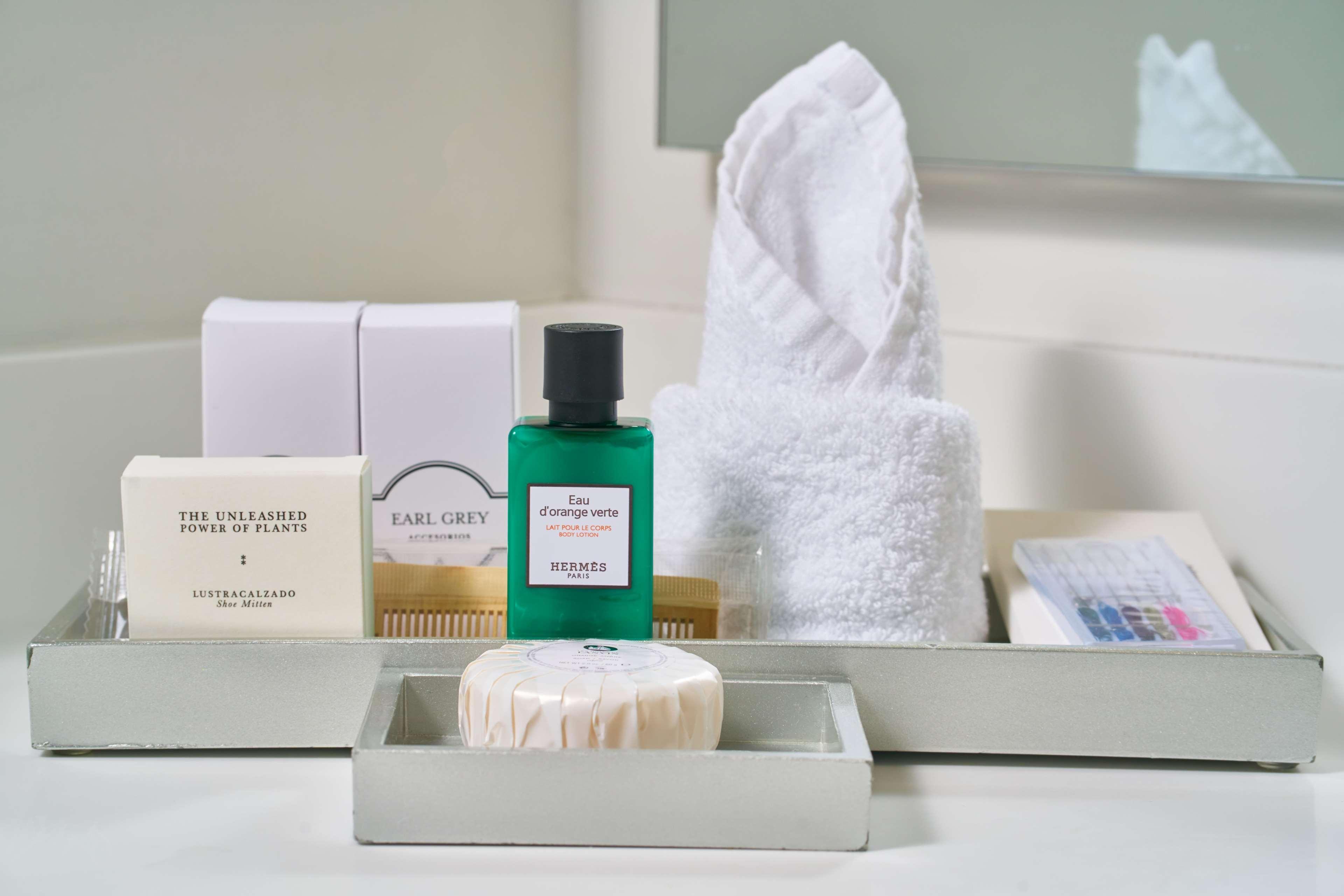 Hotel 100 Luxury Suites By Preferred Bogotá Esterno foto A selection of toiletries