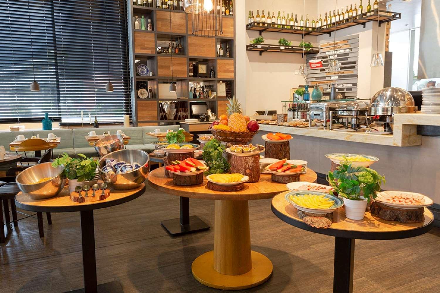 Hotel 100 Luxury Suites By Preferred Bogotá Esterno foto A buffet at a restaurant