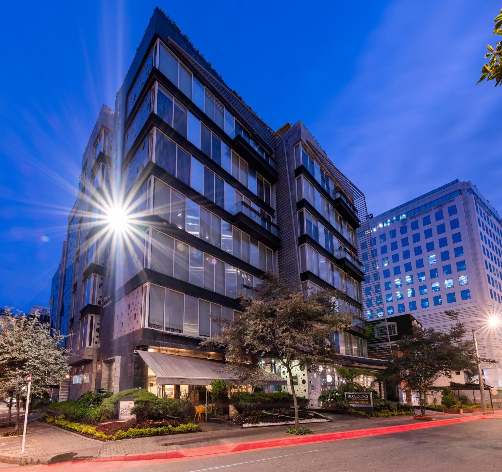 Hotel 100 Luxury Suites By Preferred Bogotá Esterno foto The building at night