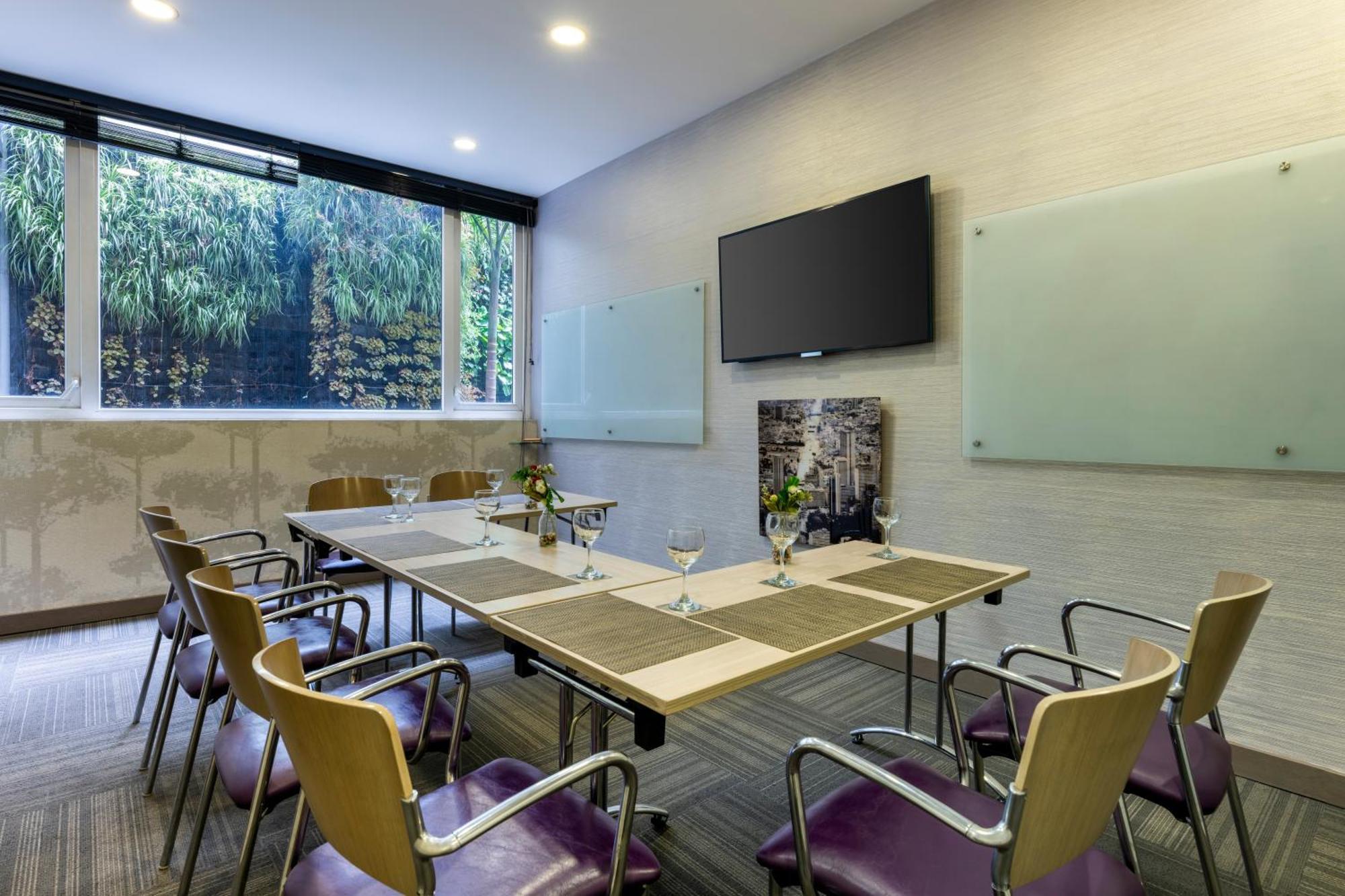 Hotel 100 Luxury Suites By Preferred Bogotá Esterno foto Meeting room