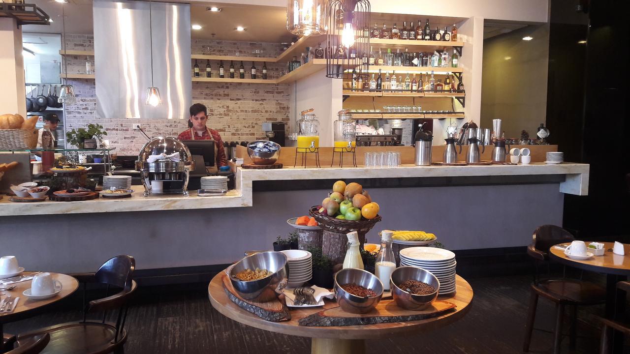 Hotel 100 Luxury Suites By Preferred Bogotá Esterno foto The bar at the restaurant