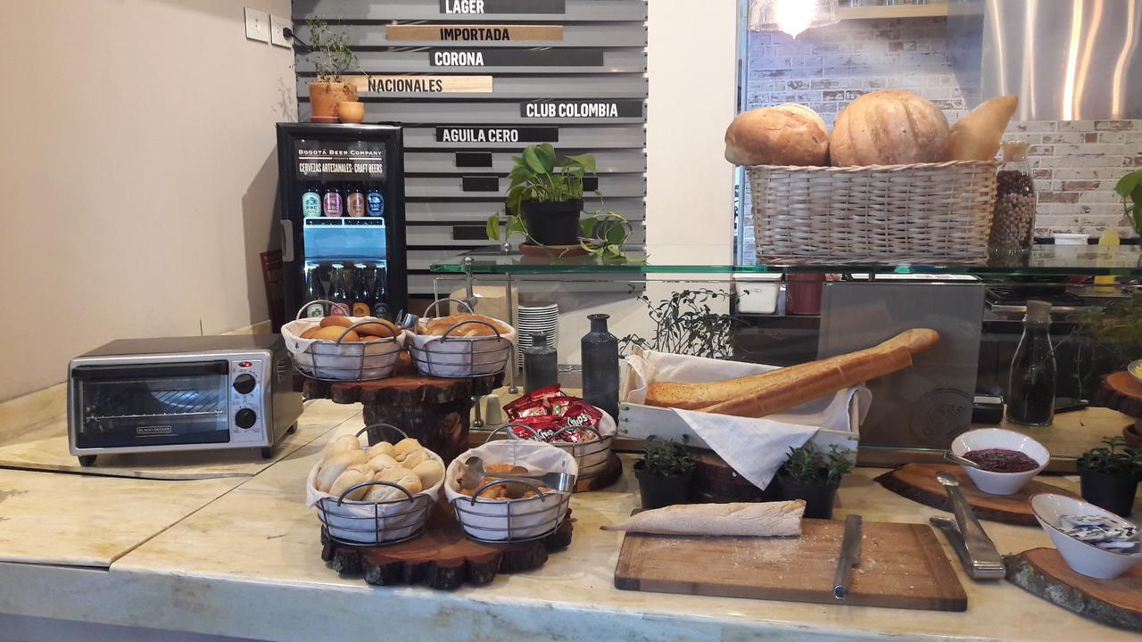 Hotel 100 Luxury Suites By Preferred Bogotá Esterno foto A typical breakfast buffet at a hotel